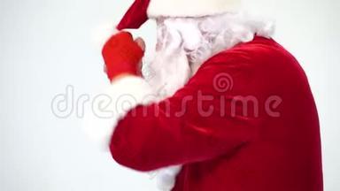 圣诞节。 圣诞老人在白色的背景上，戴着红色的蝴蝶结，用于拳击和拳击。 一个人的形象